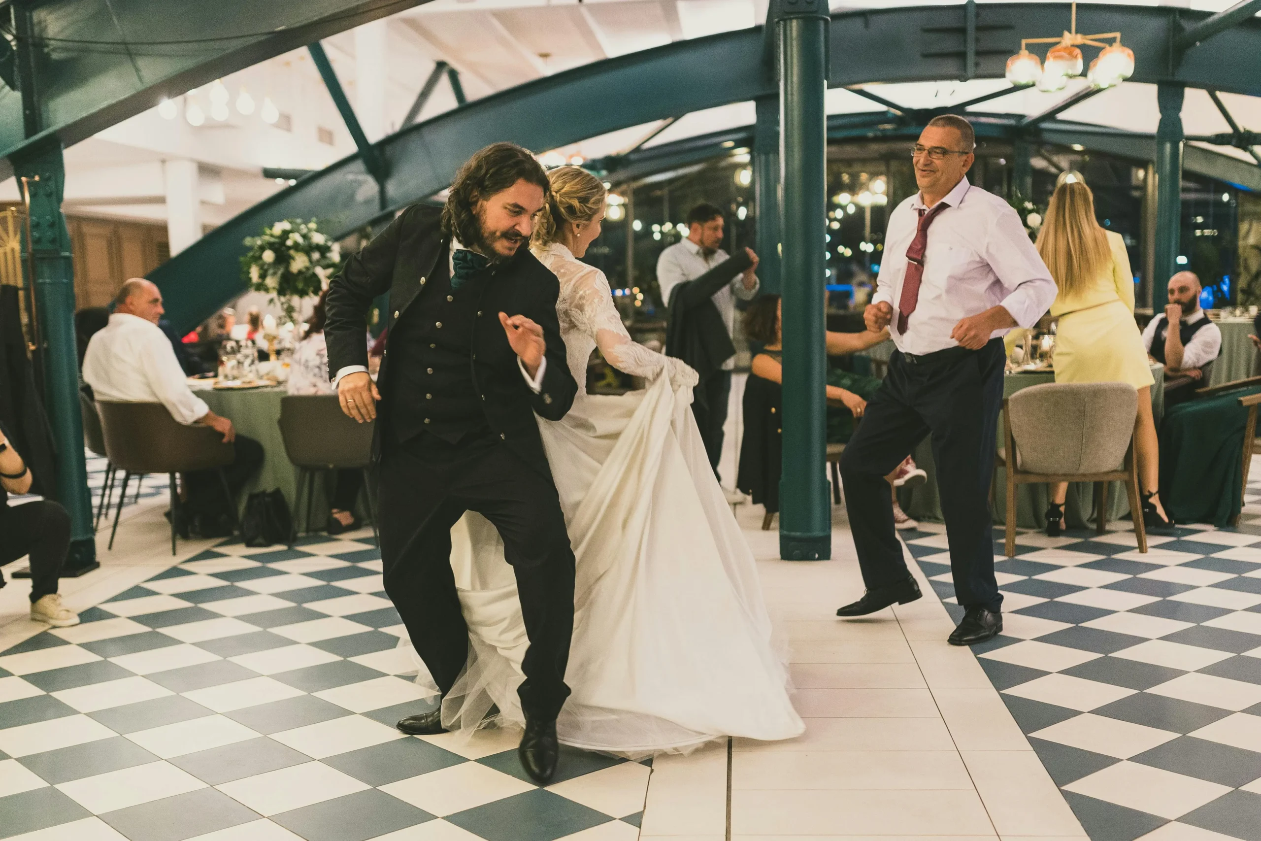 wedding couple dancing